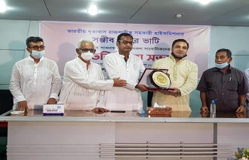 The Assistant High Commissioner of India in Rajshahi, Mr. Sanjeev Kumar Bhati visited Pabna on October 3, 2020 and interacted with members of Pabna Press Club. After the interaction, three computers and one printer were also gifted by him to Pabna Press Club for their official use.